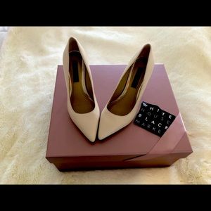 White House Black Market Cream Ivory Pumps 6 1/2